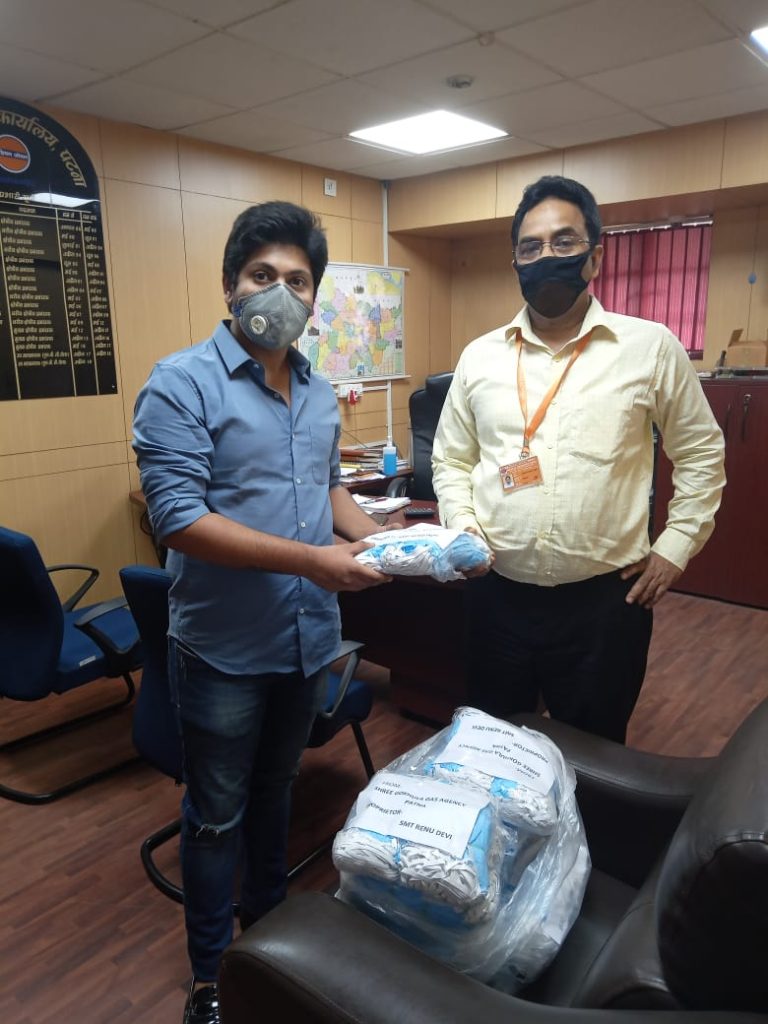 Donate 1000 mask our proprietor Mr saurav gyanendra Sri Gokhula Indane Danapur in presence of cheif Aera manager Ioc bihar foto Immagine foto